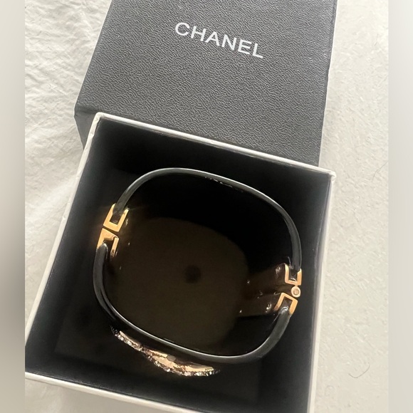 👑✅PRICE FIRM✅ Beautiful Vintage Chanel Black Resin Cuff Bracelet. - Picture 8 of 16